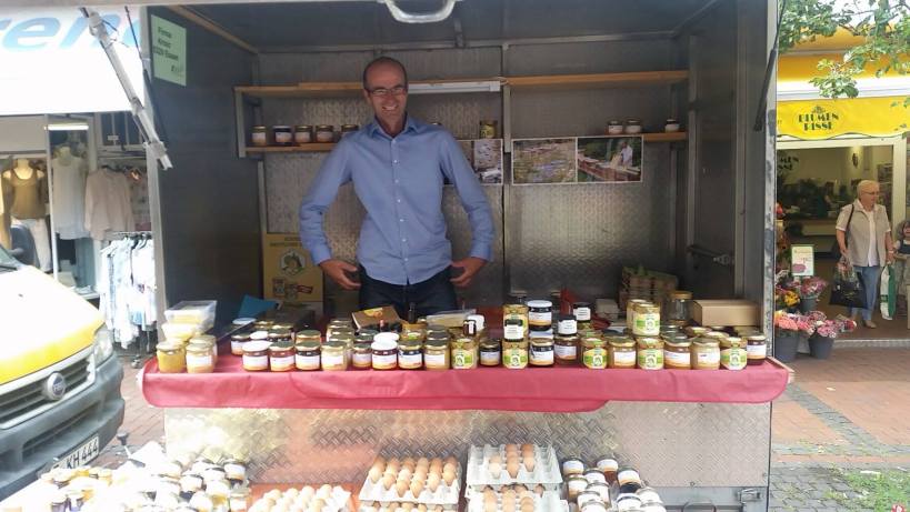 Zoran verkauft seinen Honig nicht nur auf Wochenmärkten, sondern auch im Intenret